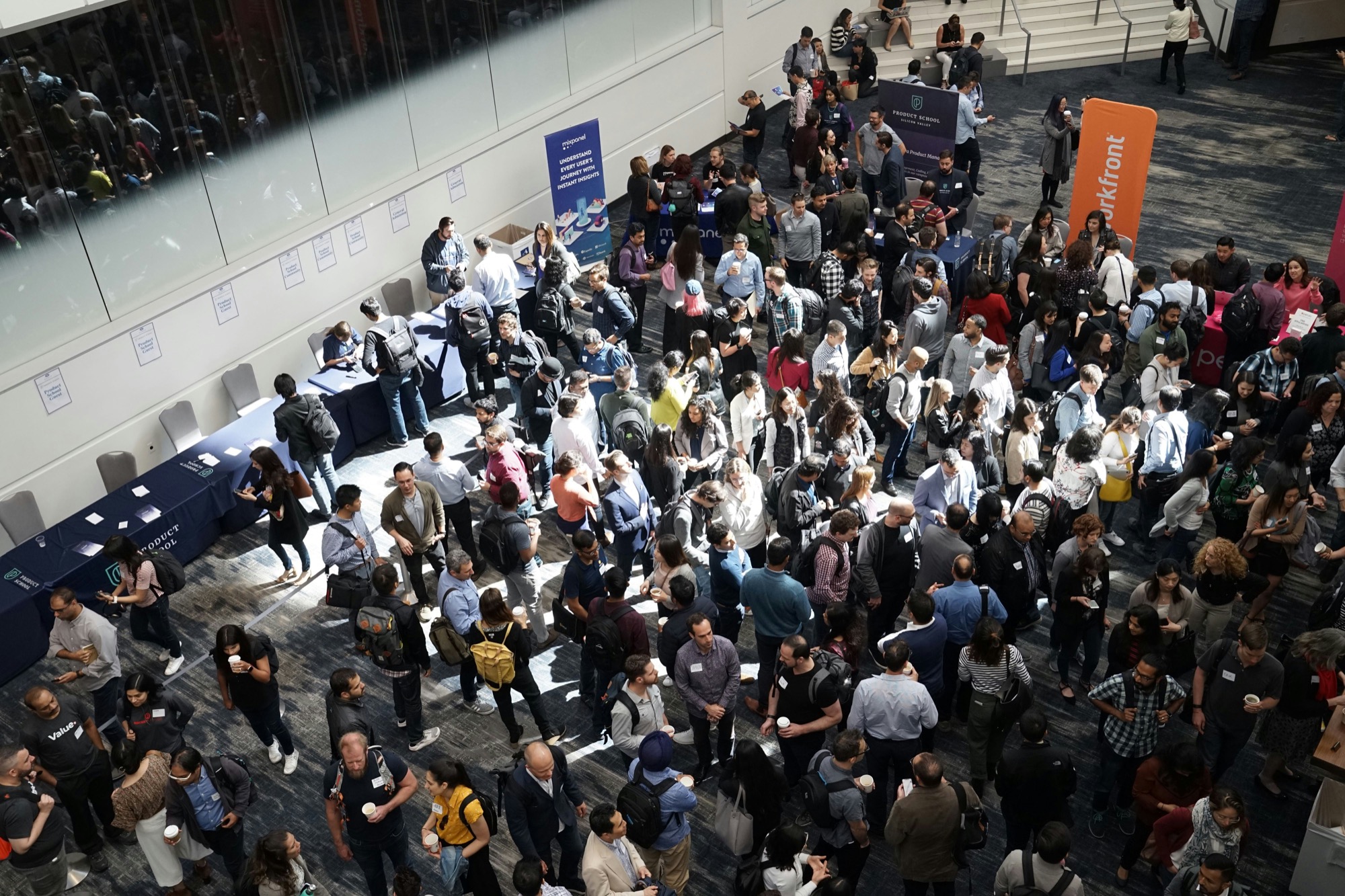 Besucher an einem Messestand während einer Geschäftsveranstaltung